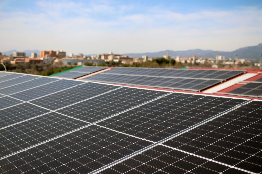 Placas solares dabedan produce el 90% de la energía que consume
